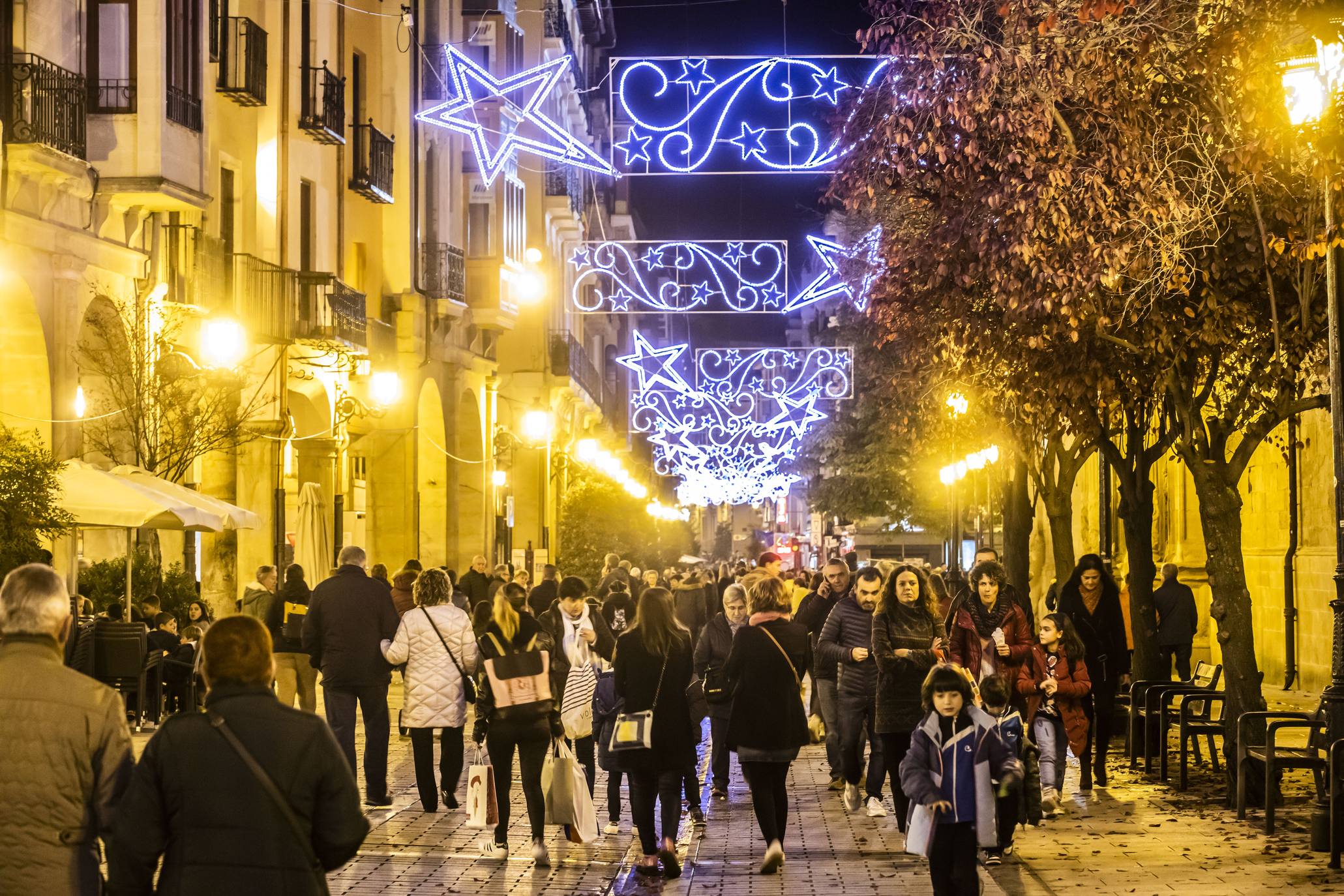 Las luces de Navidad iluminan Logroño