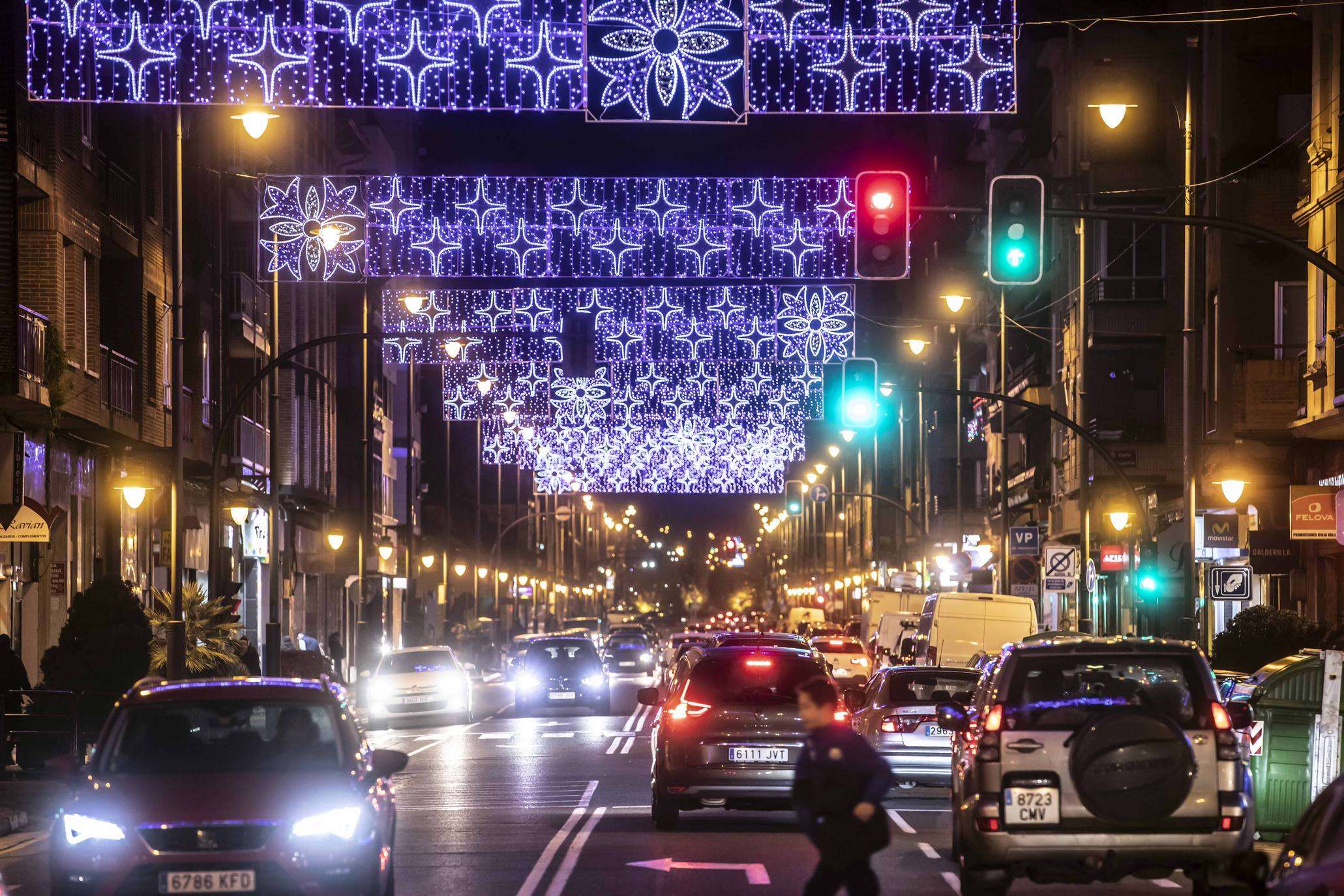 Las luces de Navidad iluminan Logroño