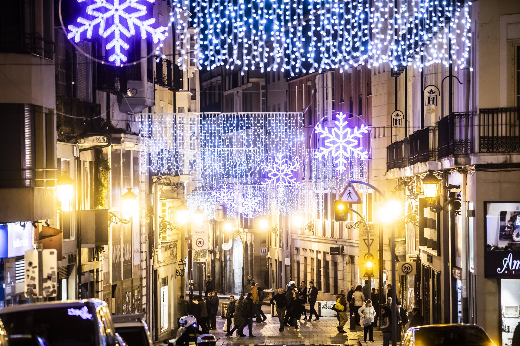 Las luces de Navidad iluminan Logroño