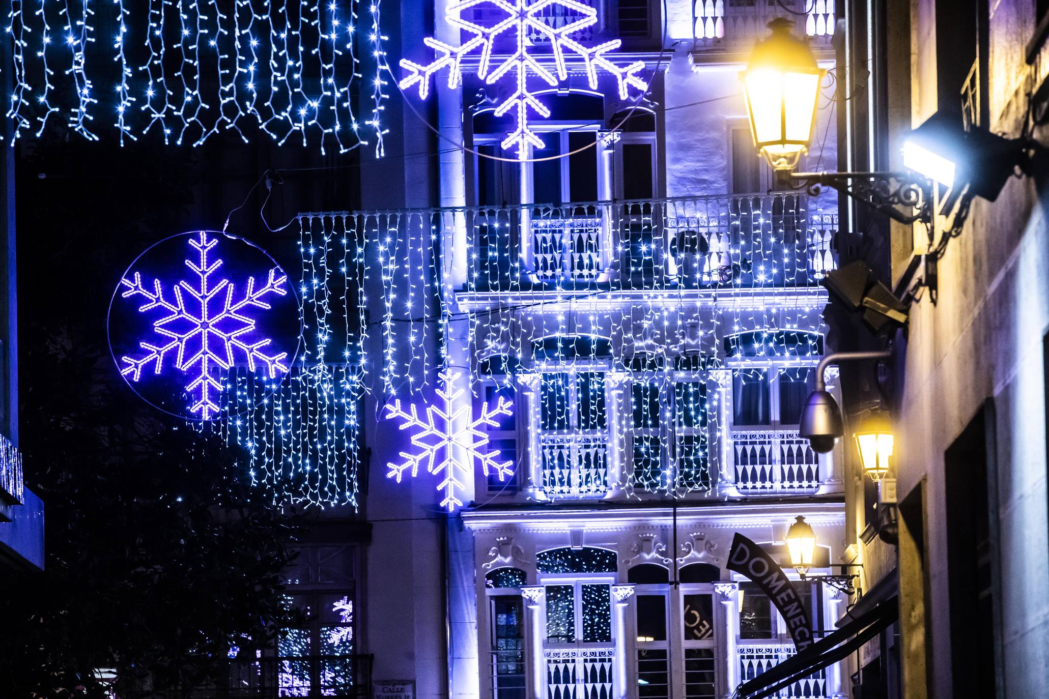 Las luces de Navidad iluminan Logroño