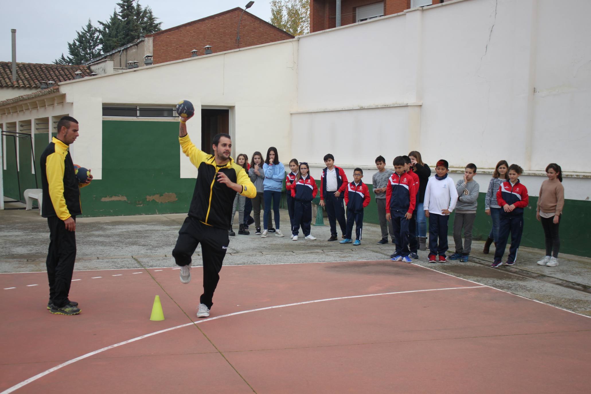 El colegio de Alfaro recibió una sesión informativa sobre la integración social a través del deporte. 