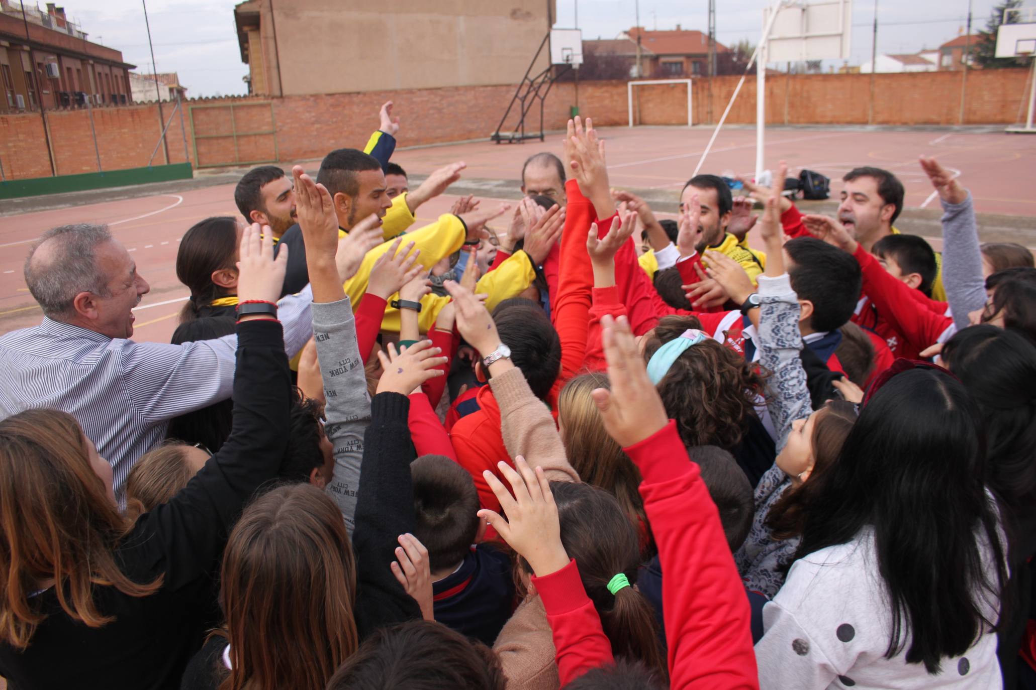 El colegio de Alfaro recibió una sesión informativa sobre la integración social a través del deporte. 