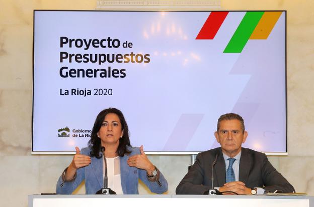 La presidenta y el consejero de Hacienda, el jueves, durante la presentación del proyecto