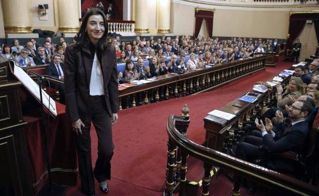 Los senadores de la XIV Legislatura aplauden a Pilar LLop, nueva presidenta de la Cámara Alta.