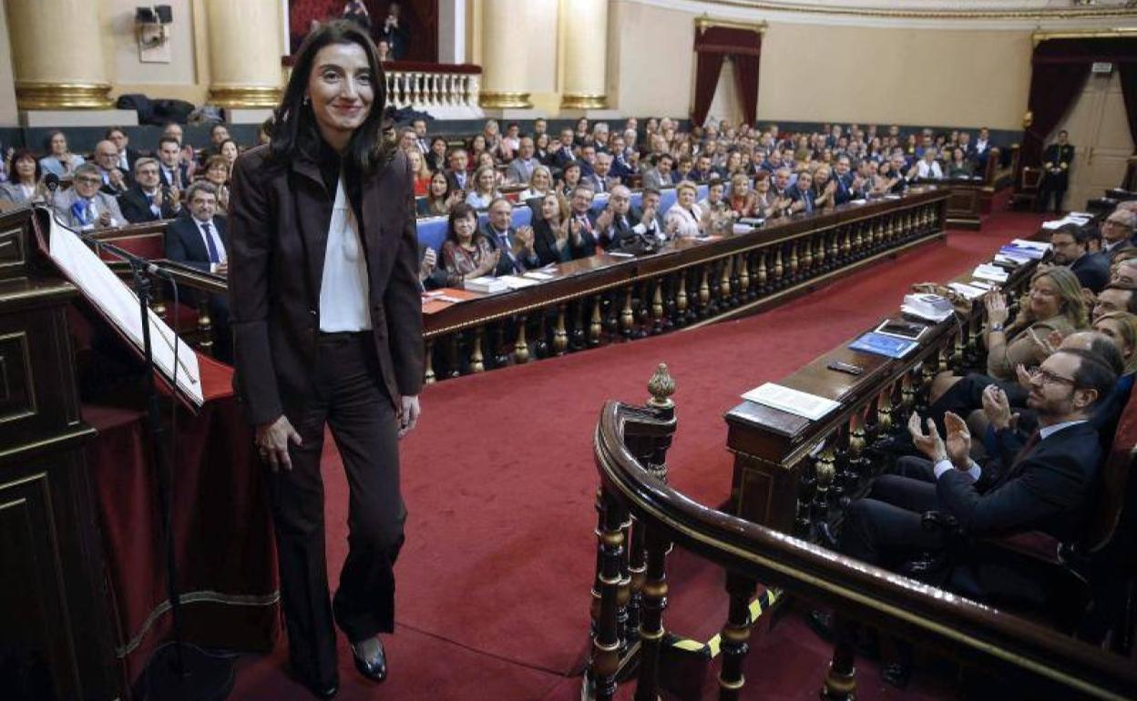 Los senadores de la XIV Legislatura aplauden a Pilar LLop, nueva presidenta de la Cámara Alta.