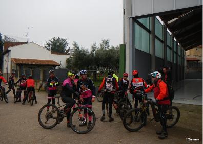 Imagen secundaria 1 - Descenso de la senda del Zorro (arriba) y aficionados en Medano y Sorzano