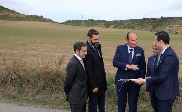 Revuelta, en los terrenos que pretende construir la ciudad deportiva de la UDL. 