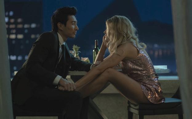 Kristen Stewart y Chris Pang en 'Los Ángeles de Charlie'.