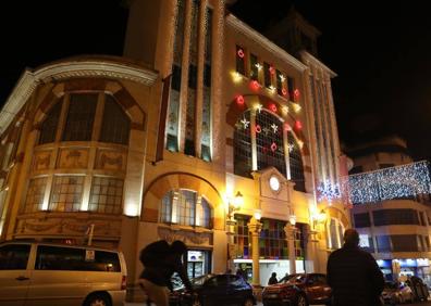 Imagen secundaria 1 - Arriba, los pinos de la rotonda de Gran Vía con Vara de Rey, del Espolón, y el Mercado de San Nicolás iluminado. 