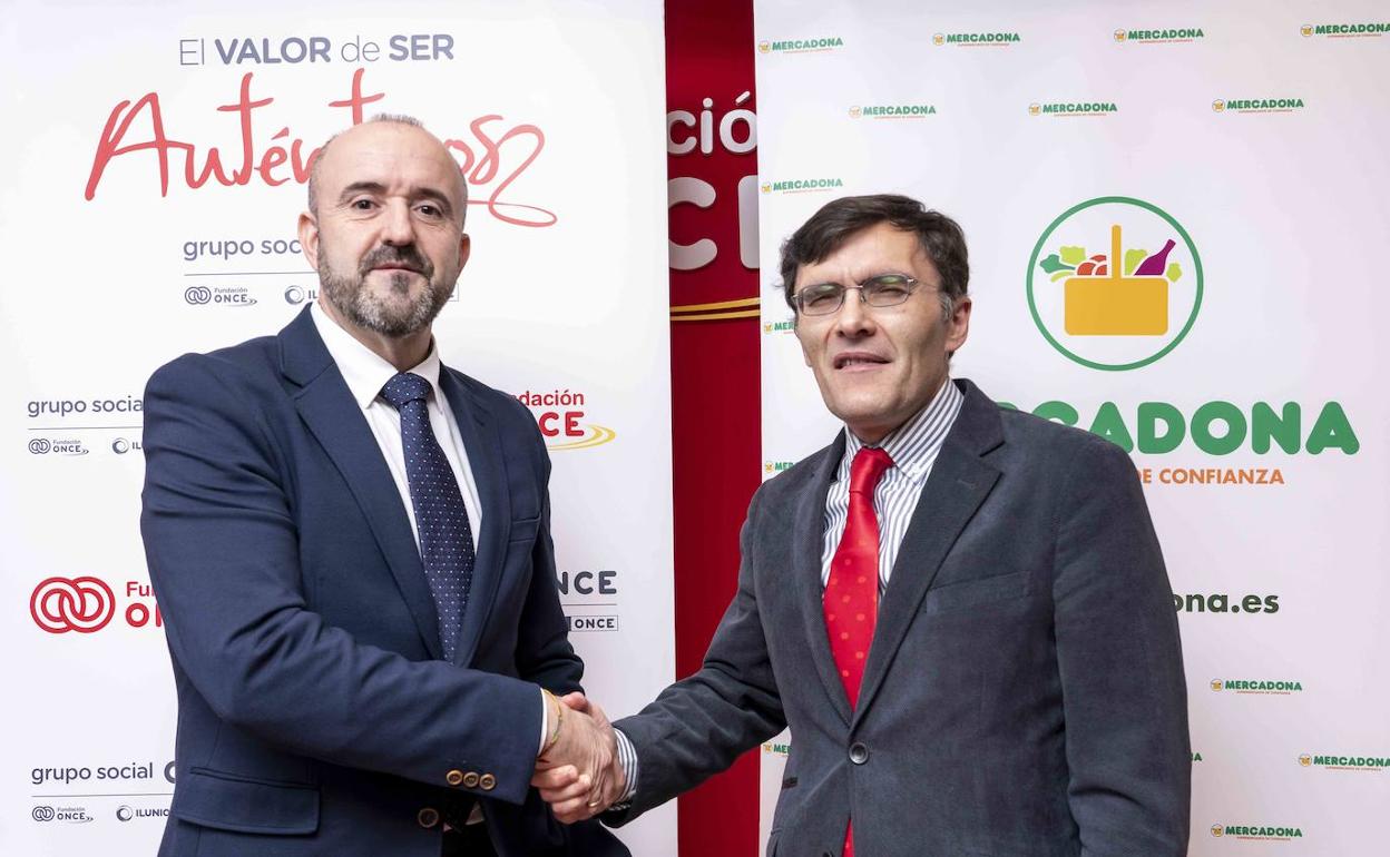 El director de contratación de Recursos Humanos de Mercadona, José Elías Portalés, y el vicepresidente ejecutivo de la Fundación ONCE, Alberto Durán, durante la firma del convenio.