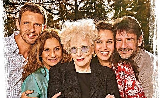 Actores y directora de 'La fuerza del cariño'.