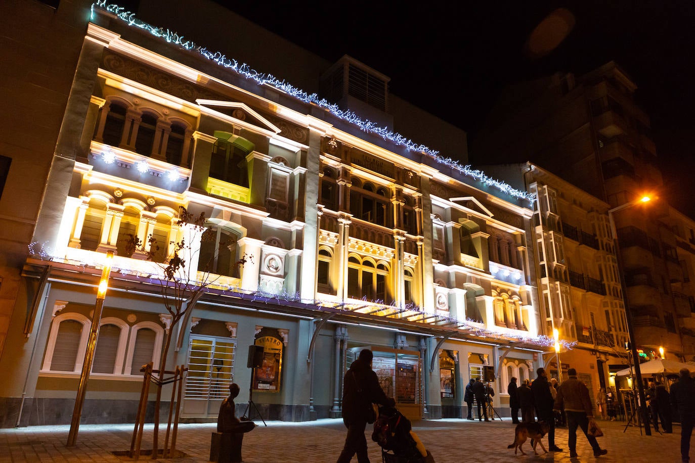 La plaza de abastos ya luce iluminada desde este jueves por la tarde.