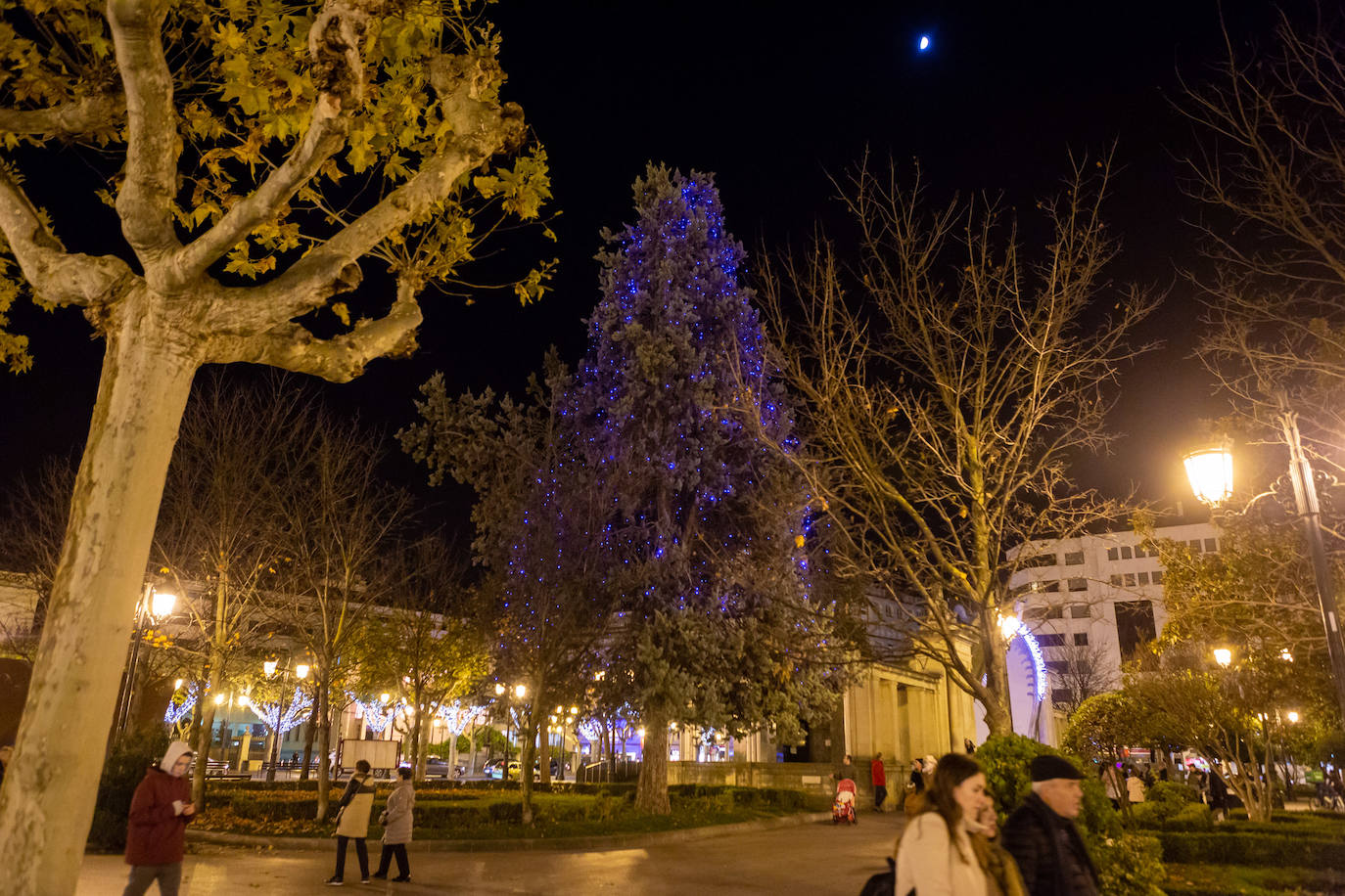 La plaza de abastos ya luce iluminada desde este jueves por la tarde.