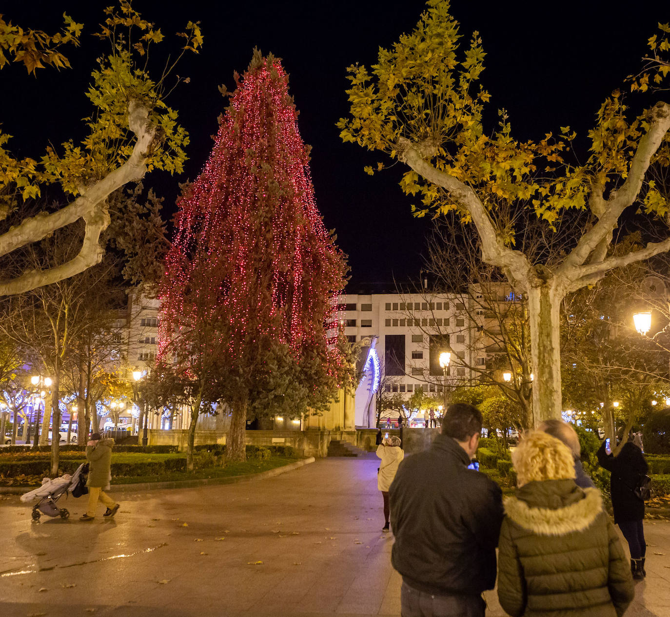 La plaza de abastos ya luce iluminada desde este jueves por la tarde.