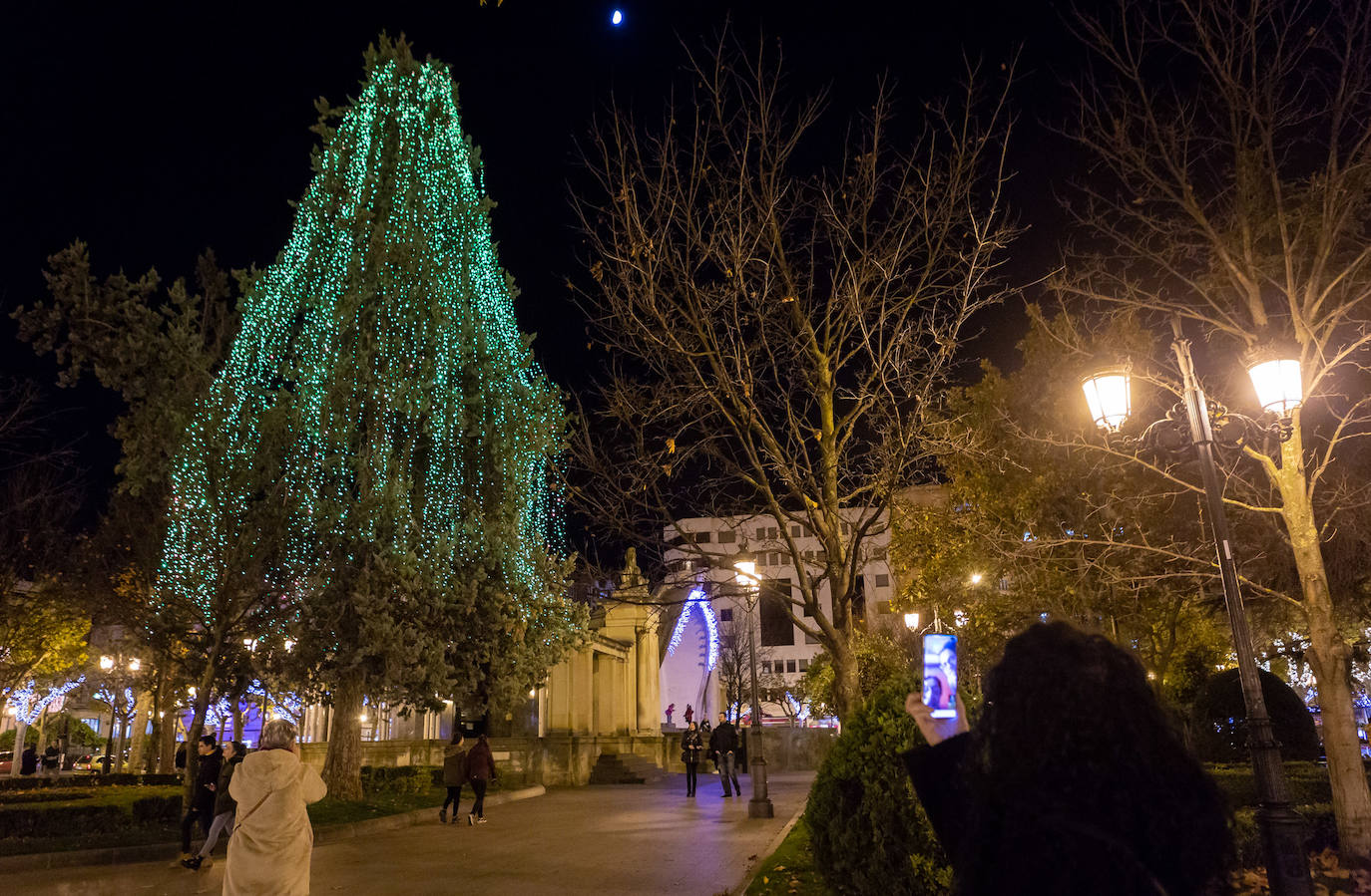 La plaza de abastos ya luce iluminada desde este jueves por la tarde.