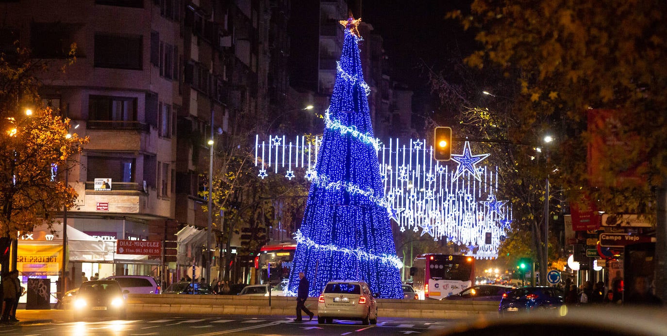 La plaza de abastos ya luce iluminada desde este jueves por la tarde.