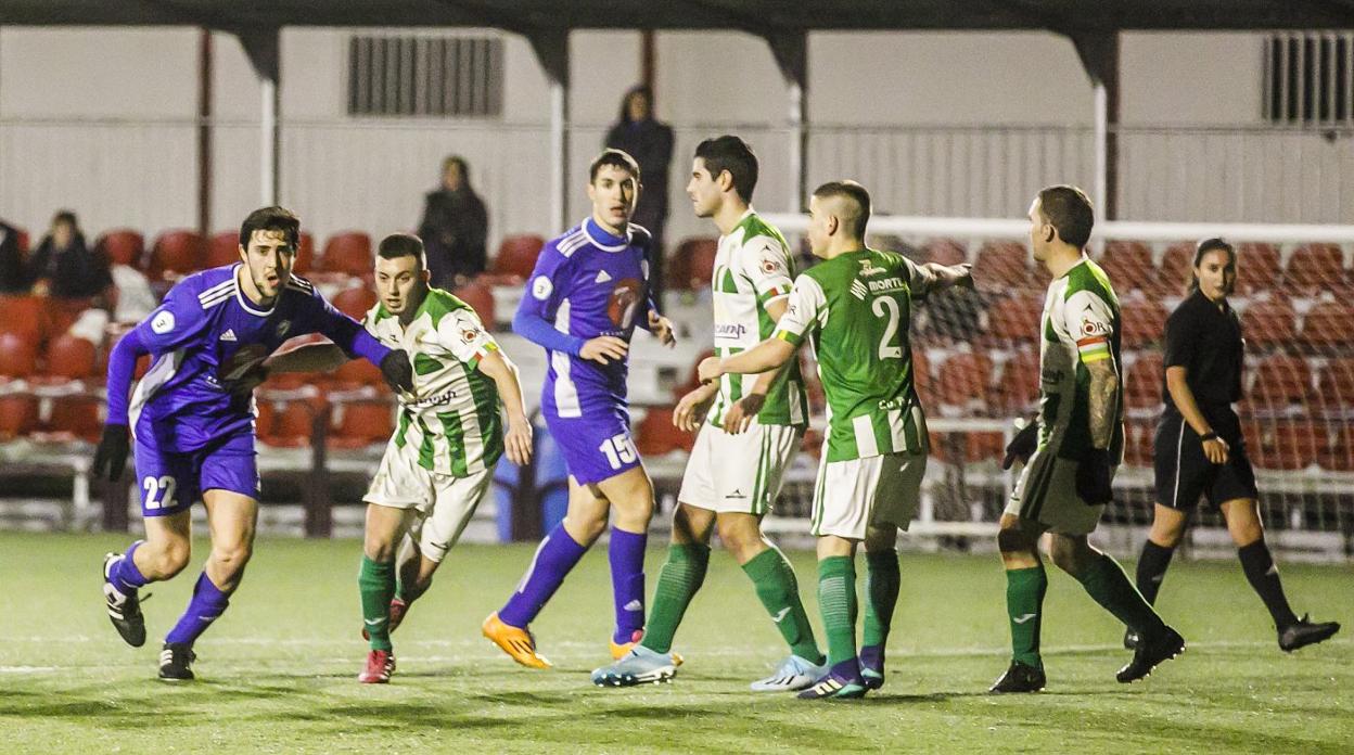 Los jugadores del Pradejón defienden un saque de esquina del Comillas.