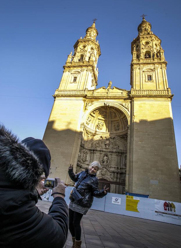 Una turista se fotografía frente a La Redonda