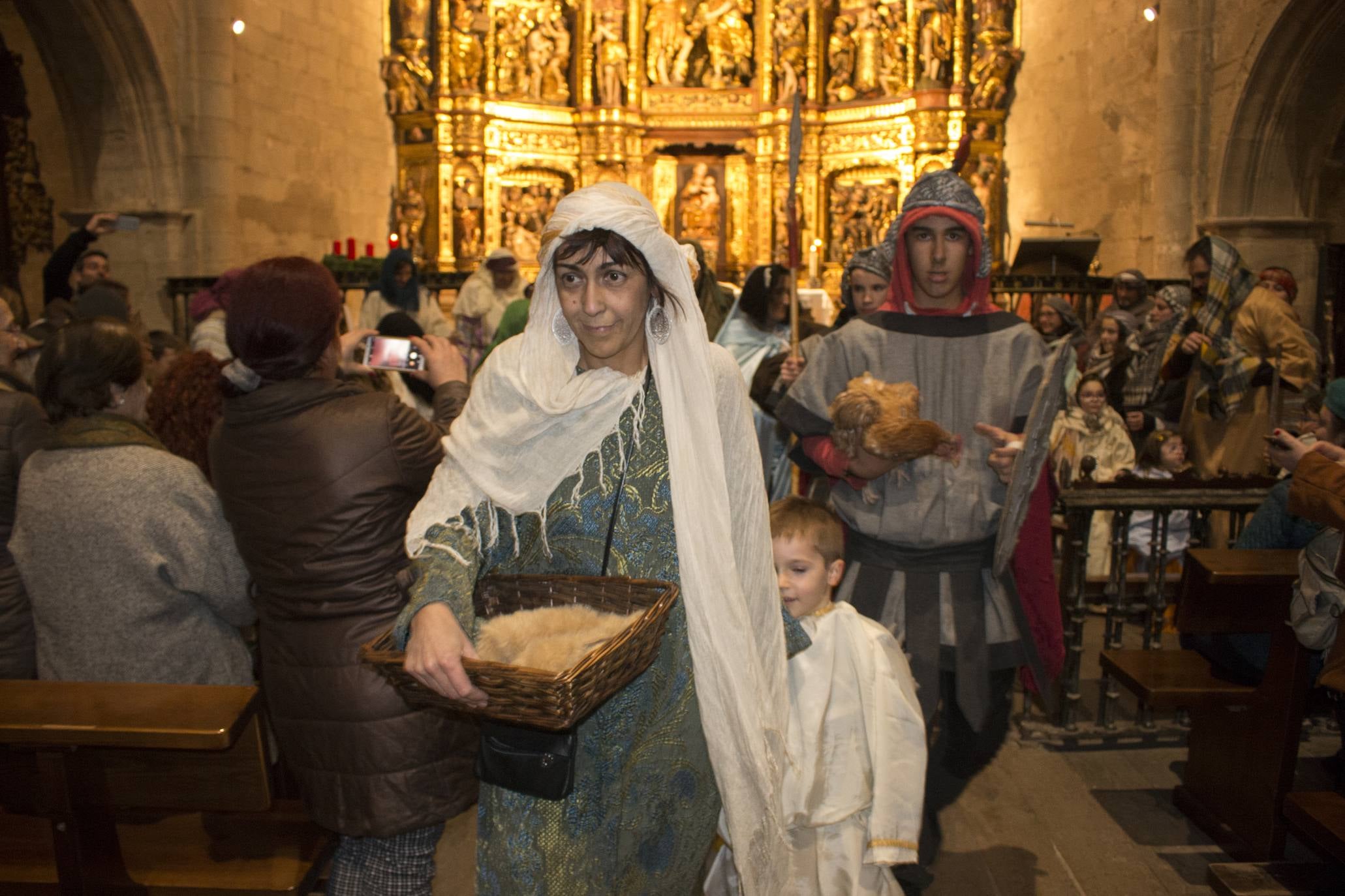 Tiene una altura de 14 metros y está formado por unas 1.600 botellas de vino. 