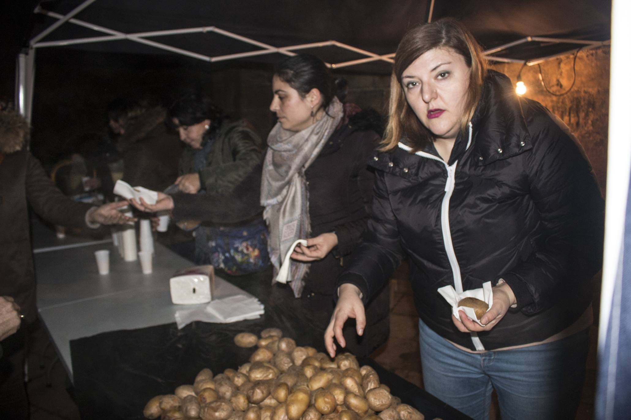 Tiene una altura de 14 metros y está formado por unas 1.600 botellas de vino. 