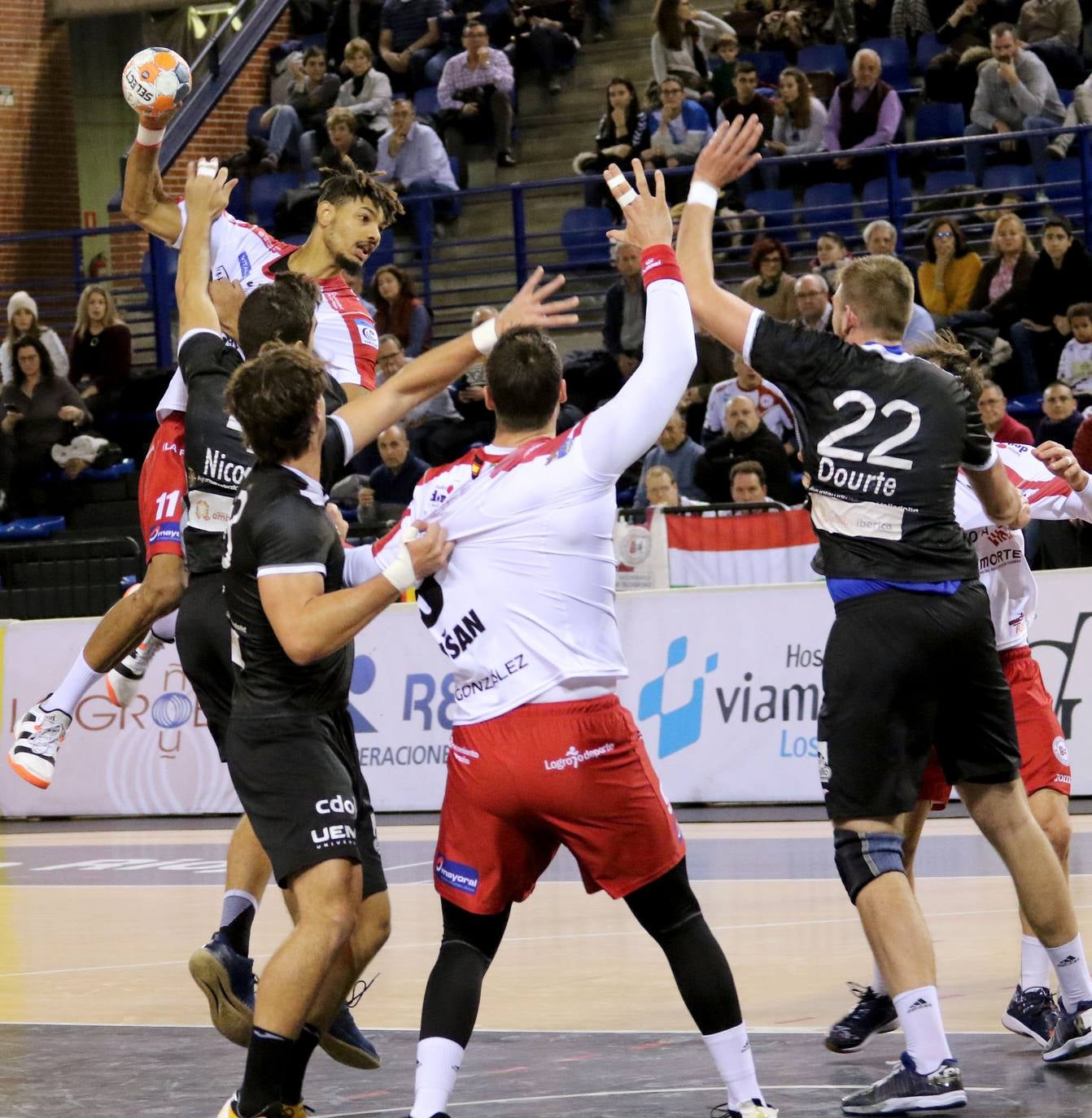 Los riojanos han vencido al bloque pucelano y se acercan a la Copa Asobal. 