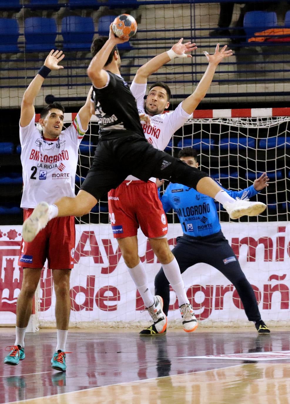 Los riojanos han vencido al bloque pucelano y se acercan a la Copa Asobal. 