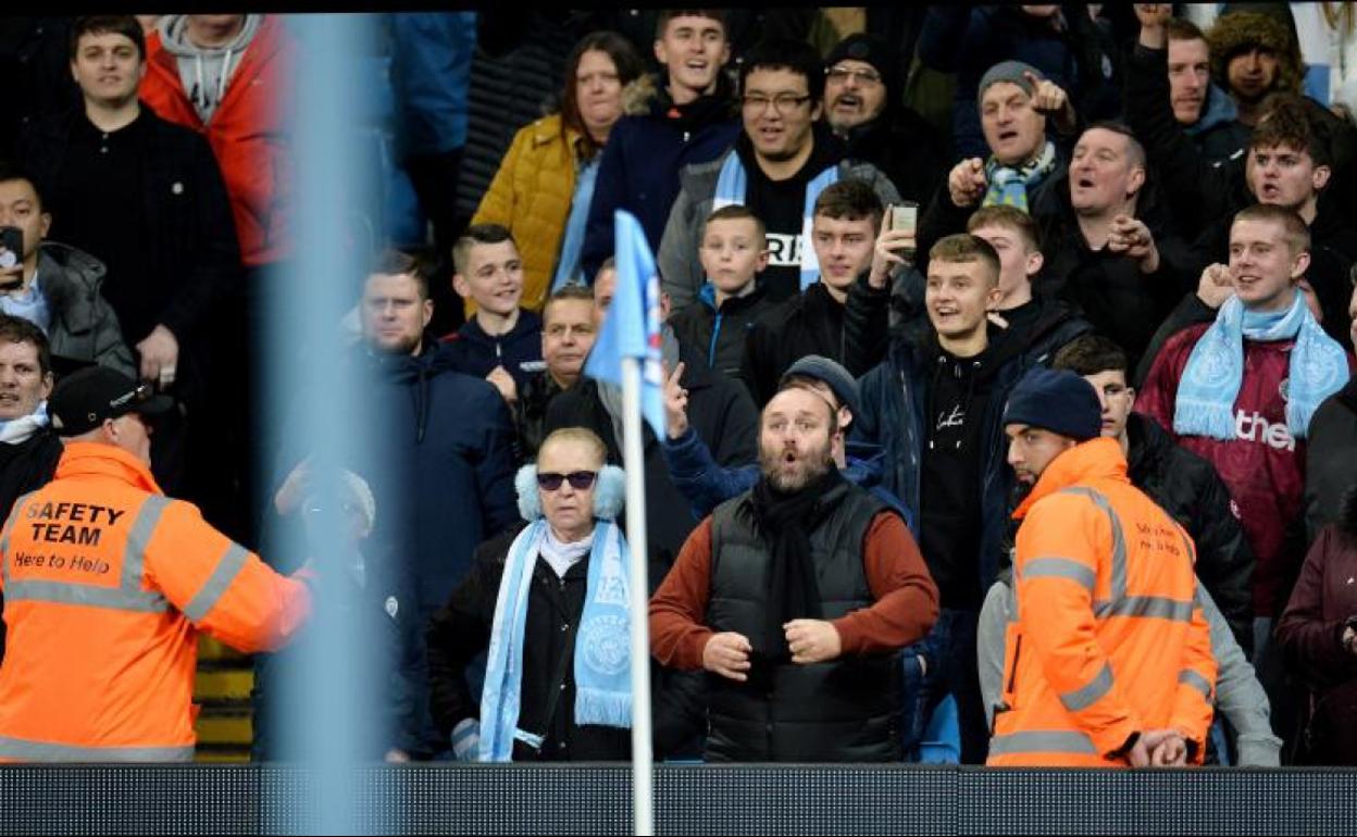 Aficionados del Manchester City, cuando Fred se dispone a sacar un córner y es alcanzado por un objeto. 