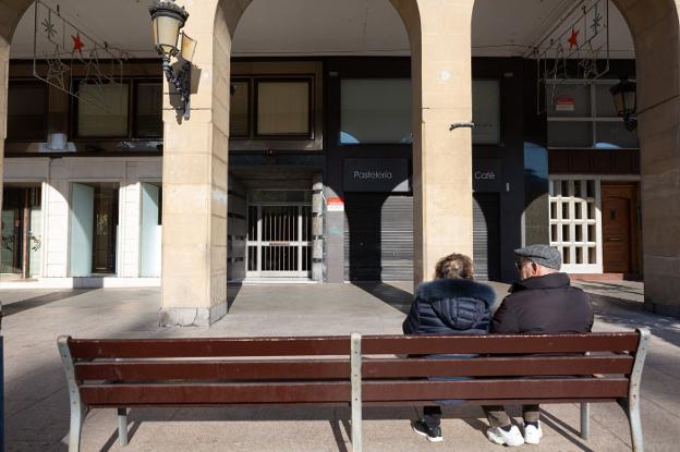 A lo largo de Muro de la Mata se suceden los locales cerrados por falta de actividad. 