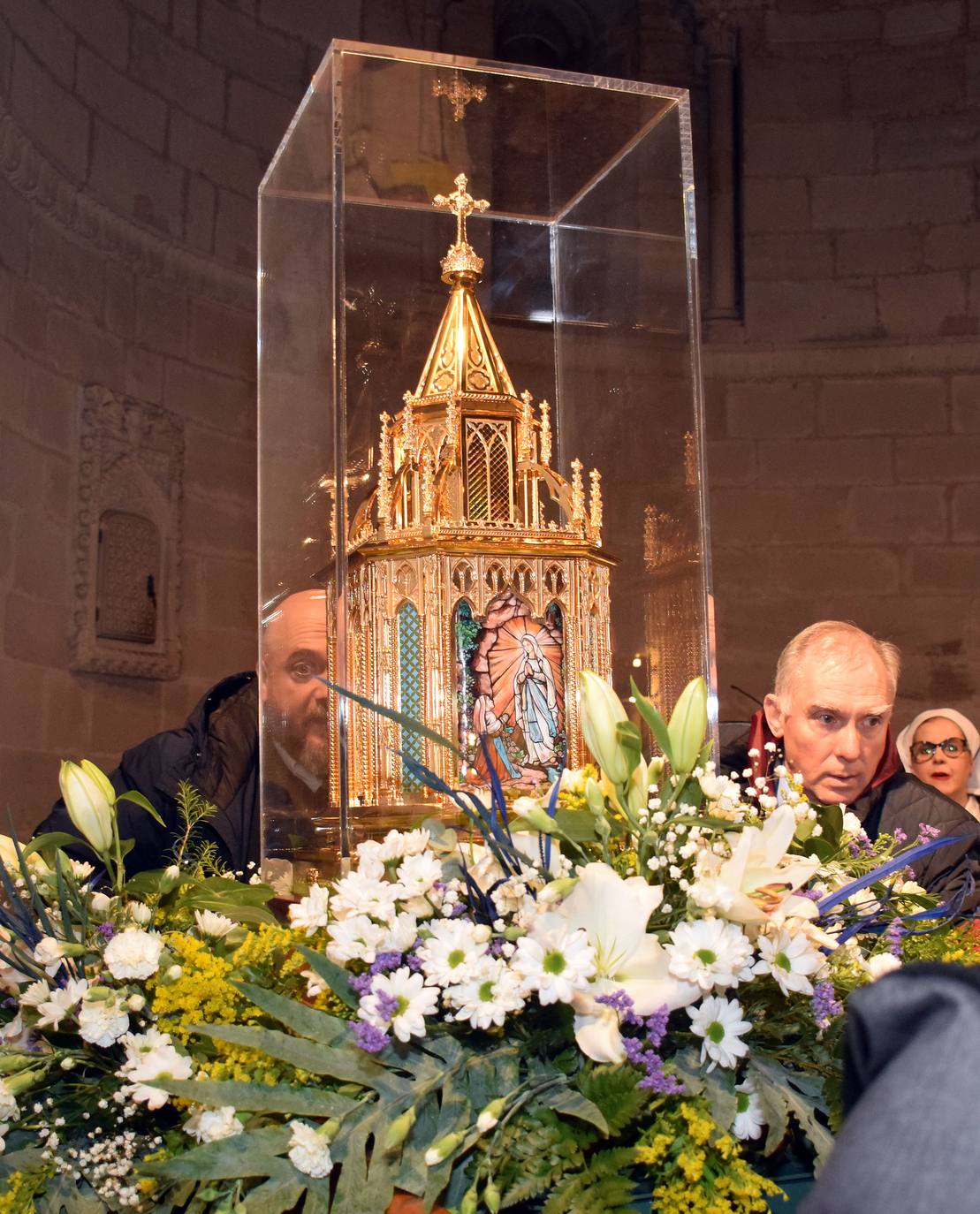 Medio milar de personas han acudido a la iglesia de San Bartolomé. 