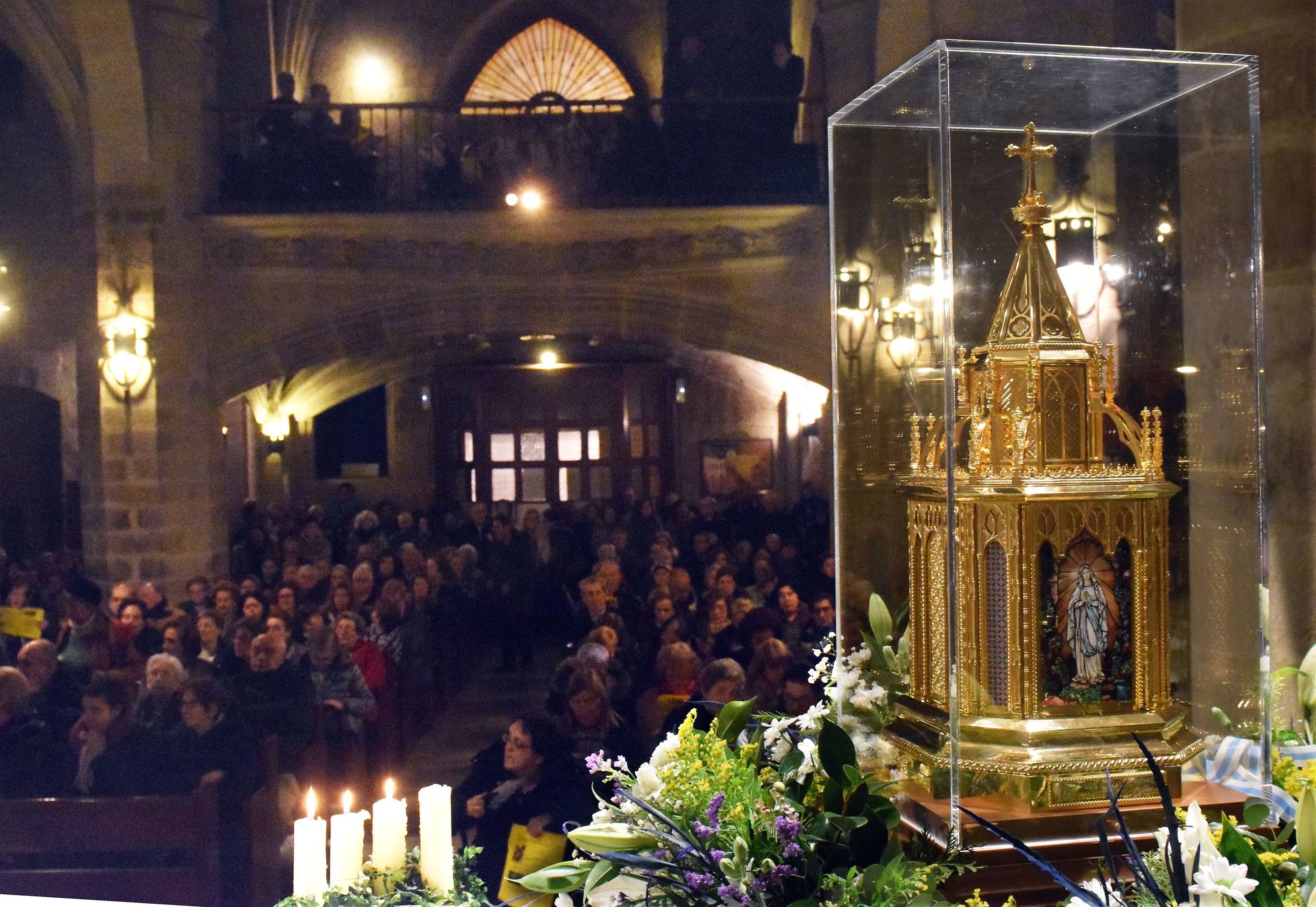 Medio milar de personas han acudido a la iglesia de San Bartolomé. 