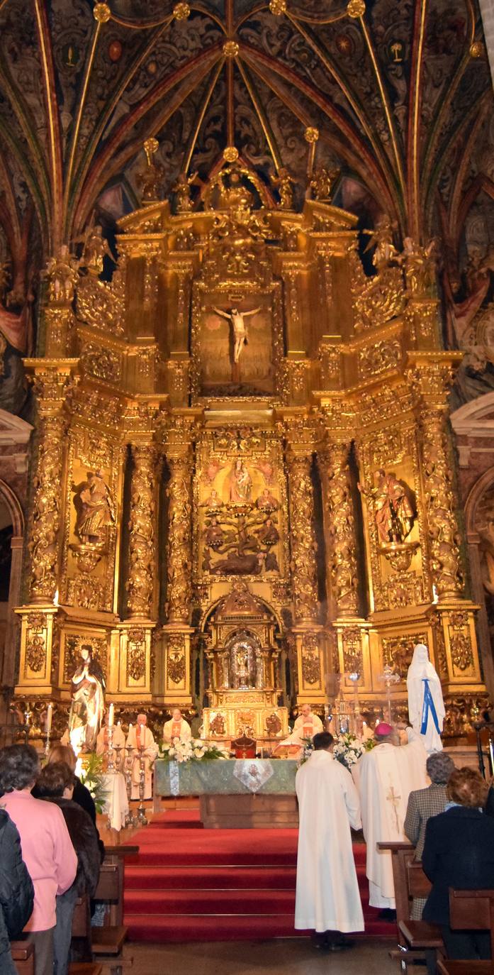 Medio milar de personas han acudido a la iglesia de San Bartolomé. 