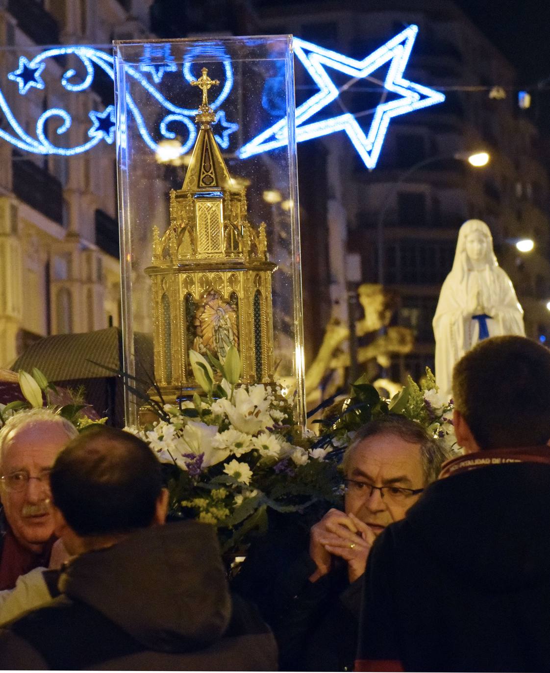 Medio milar de personas han acudido a la iglesia de San Bartolomé. 