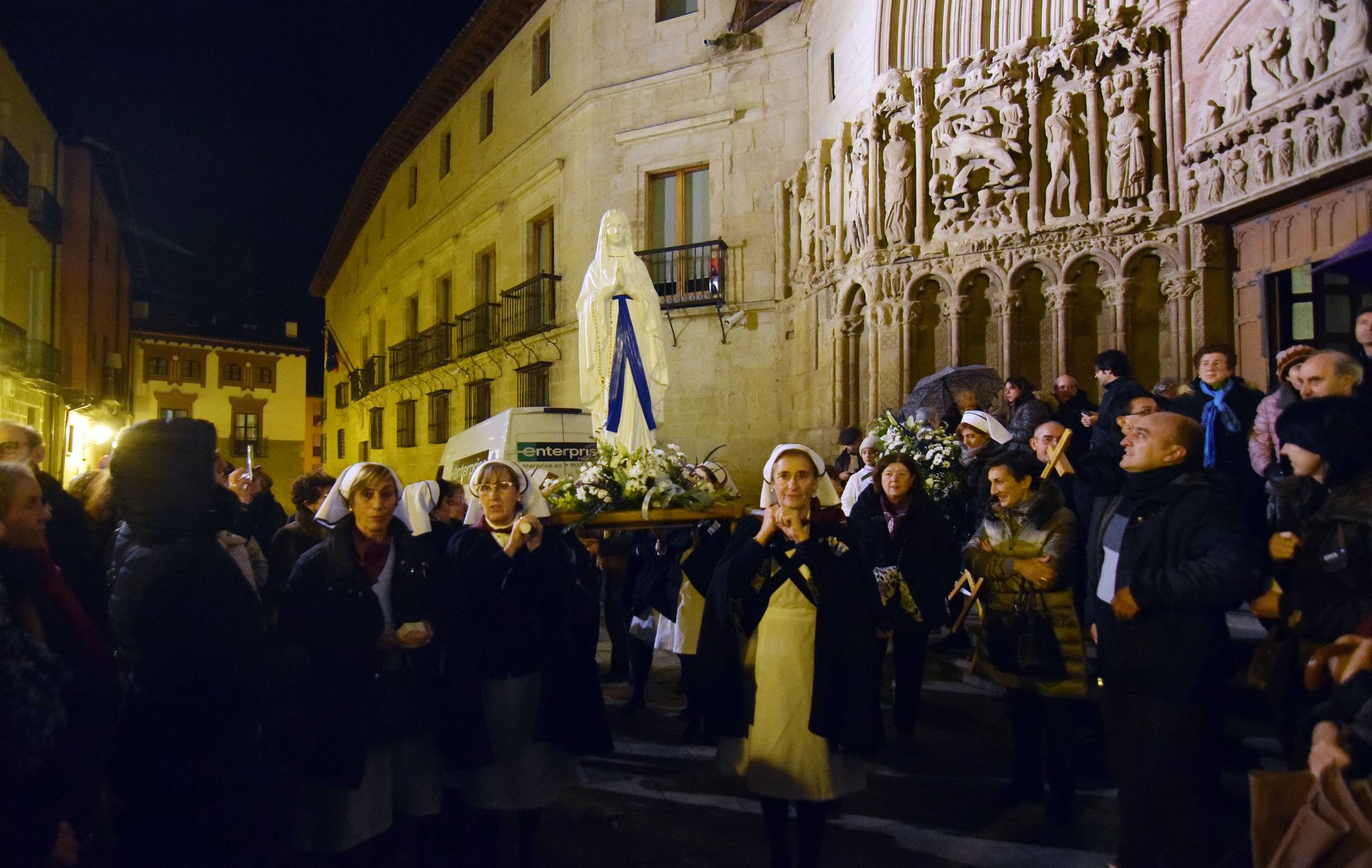 Medio milar de personas han acudido a la iglesia de San Bartolomé. 