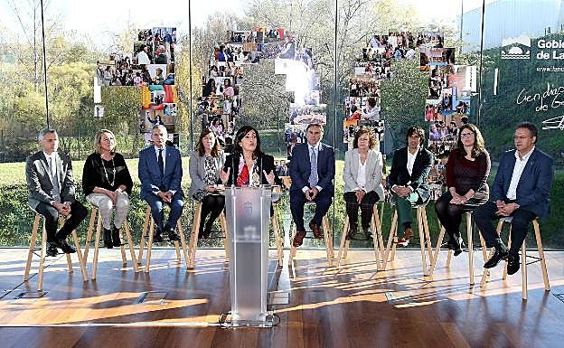 Concha Andreu, arropada por los miembros de su Gobierno, en su comparecencia de esta mañana en La Fombera. 