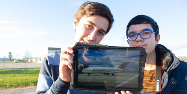 Borja Sáenz y Antonio Oyón, en el aeropuerto de Logroño-Agoncillo, con la imagen de uno de los aviones capturados con sus cámaras.