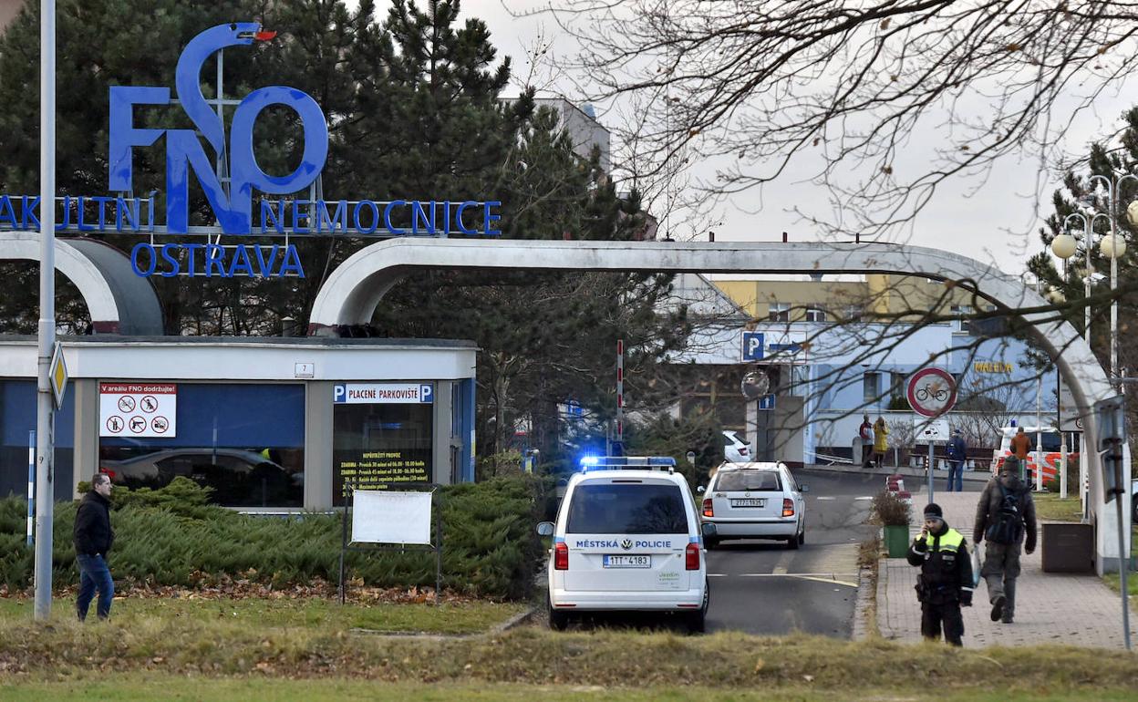 Varios vehículos policiales llegan al Hospital Universitario de Ostrava, en la República Checa.