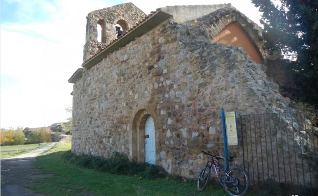 Imagen principal - Ermita de Santa Fe de Palazuelos, vista de Clavijo e interior de la ermita 