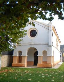 Imagen secundaria 2 - Monte Laturce, ermita de Santiago (izquierda), en Clavijo, y ermita de la Virgen del Bueyo, en Albelda