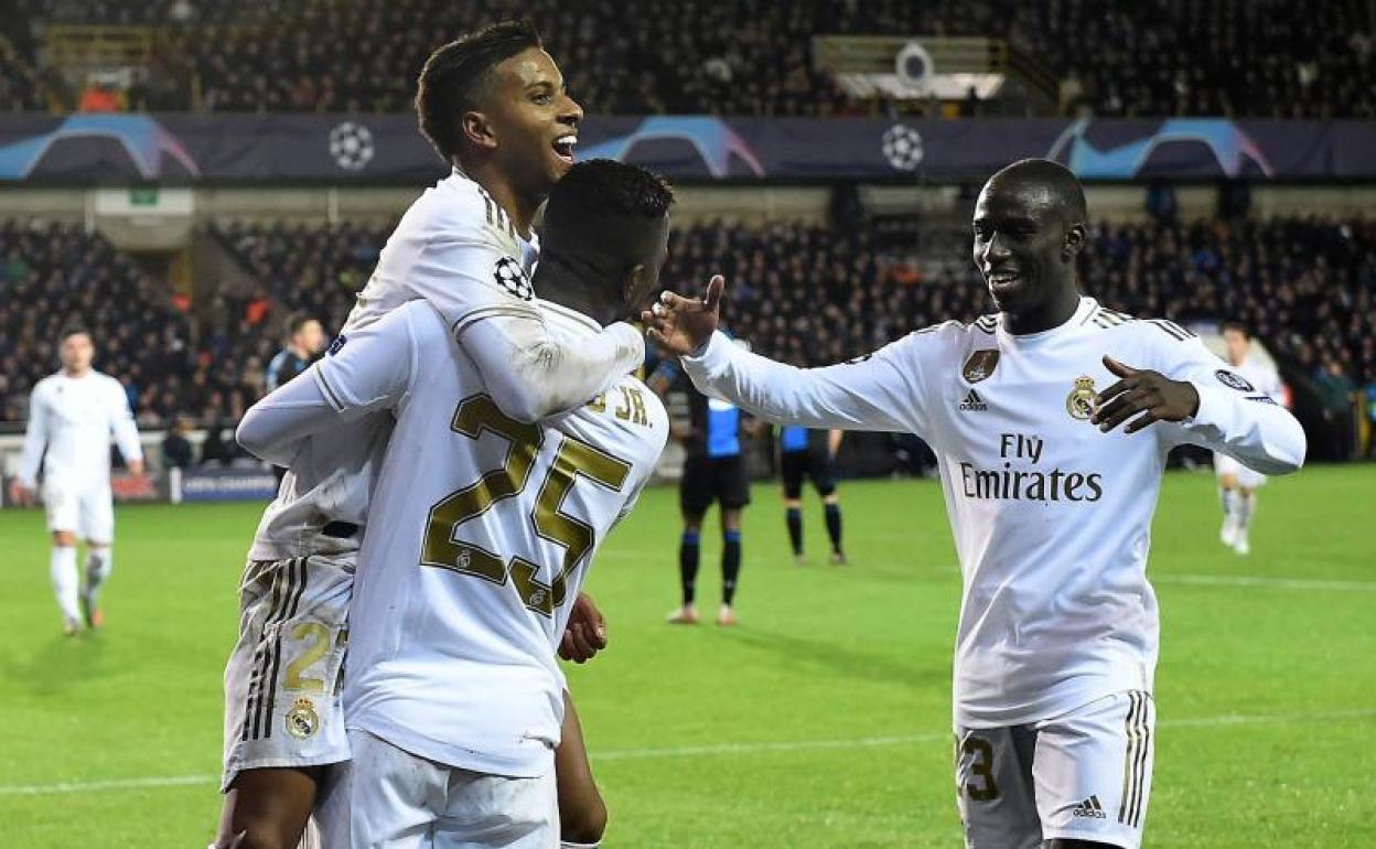 Rodrygo, Vinícius y Mendy celebran el gol del segundo en Brujas.