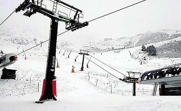 Este jueves, la estación de esquí de Valdezcaray, con 5 centímetros en sus pistas. 