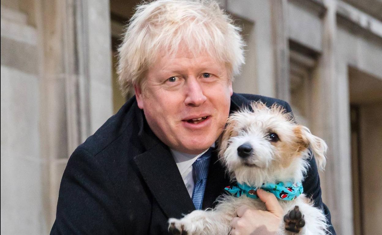 Boris Johnson posa con su perro.