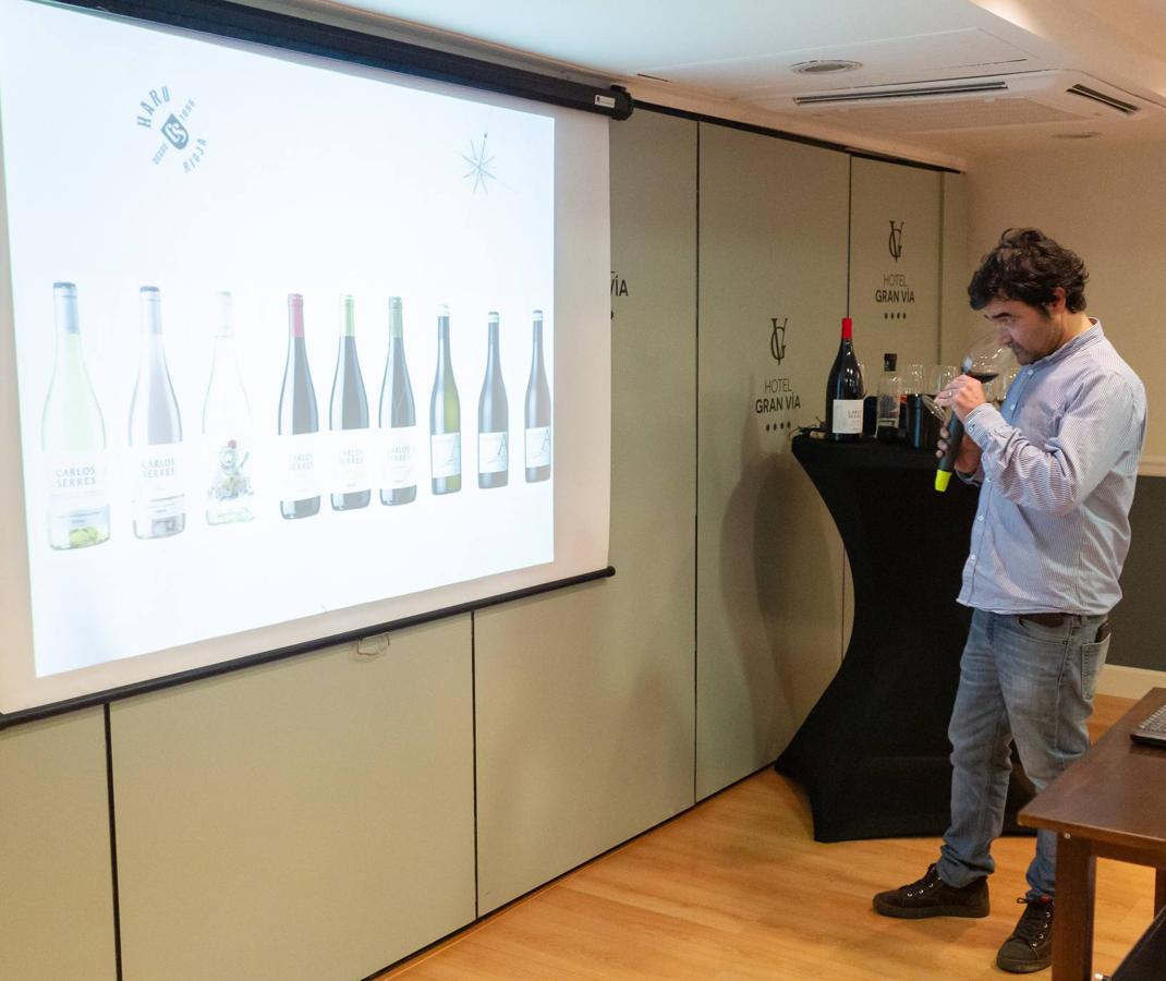 Roberto de Carlos, enólogo de Carlos Serres, presentó anoche la nueva gama Onomástica de esta centenaria bodega jarrera en el Club de Catas.