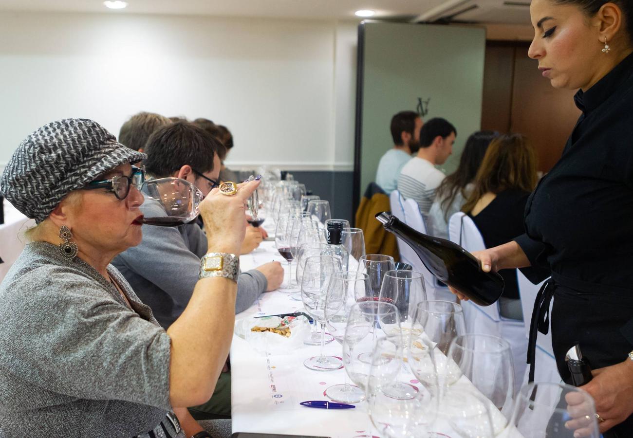 Roberto de Carlos, enólogo de Carlos Serres, presentó anoche la nueva gama Onomástica de esta centenaria bodega jarrera en el Club de Catas.