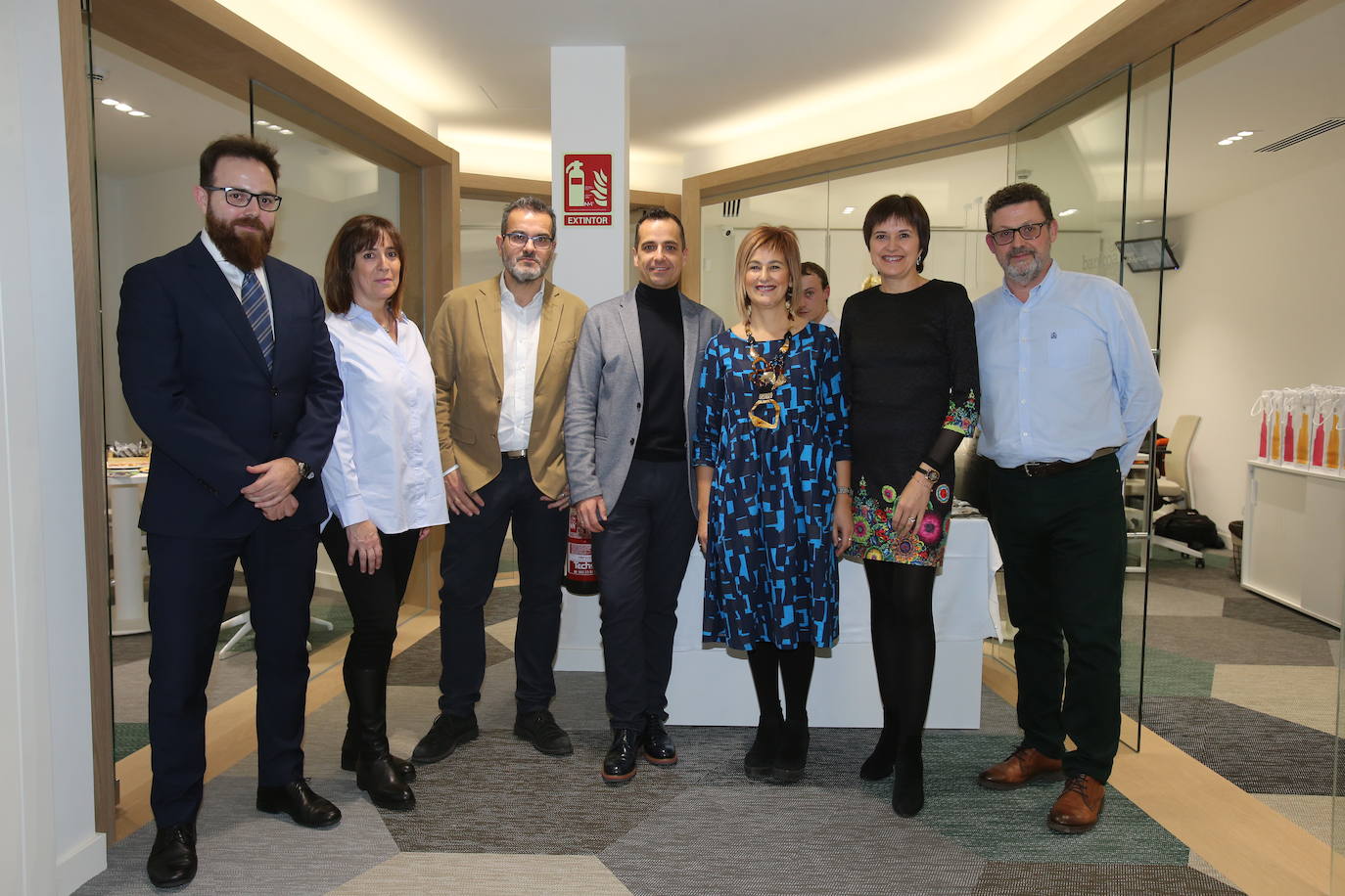 Imagen principal - David Beisti, Marta Fernández, José Luis Juarros, Roberto Veredas, Pilar Sánchez, Yolanda Espinosa y Jose Carlos Moreno, responsables de la oficina de Bankoa en Logroño. Abajo, José Luis Ubago, Julián Retegui y Óscar Castro. A la derecha, Jesús Zúñiga, padre e hijo, y Elena Arribas.