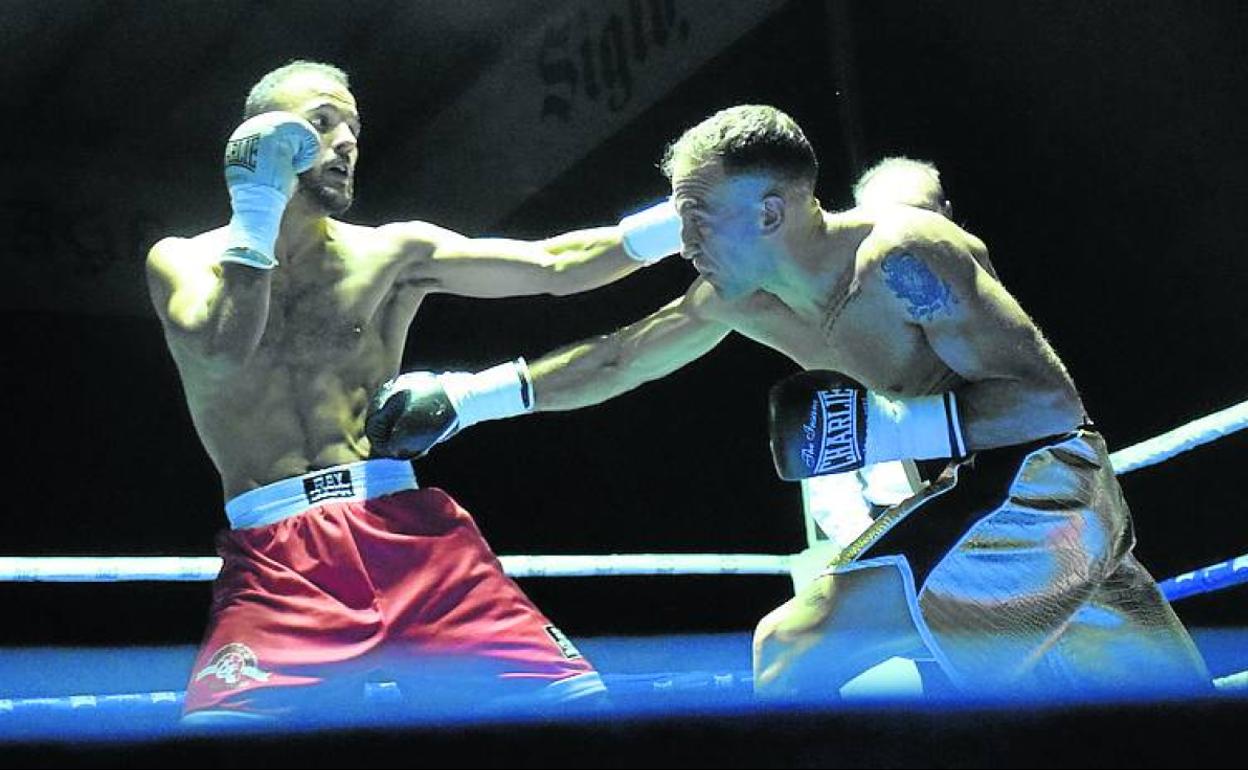 Chimo Eddine (izq.) en su pelea contra Palomo. 