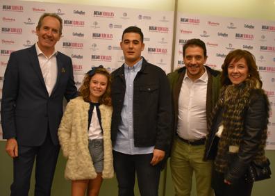 Imagen secundaria 1 - Elena Bermejo, José María Fernández (hijo), el alcalde Javier García y José María Fernández (padre). Abajo, Agustín Santolaya, Claudia Urdiales, Sergio Tomás, Francis Paniego y Rebeca Pérez. A la derecha, Pedro Berné, Santurnino Berné y José Ángel León. 