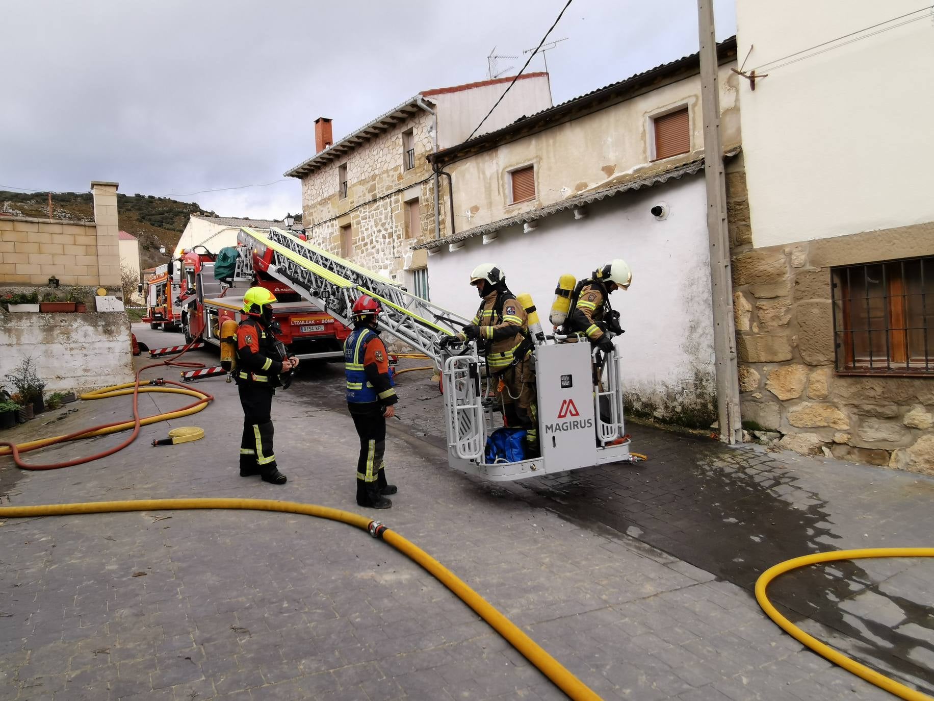 Los bomberos trabajan para apagar el fuego que se ha originado en la localidad riojana. 