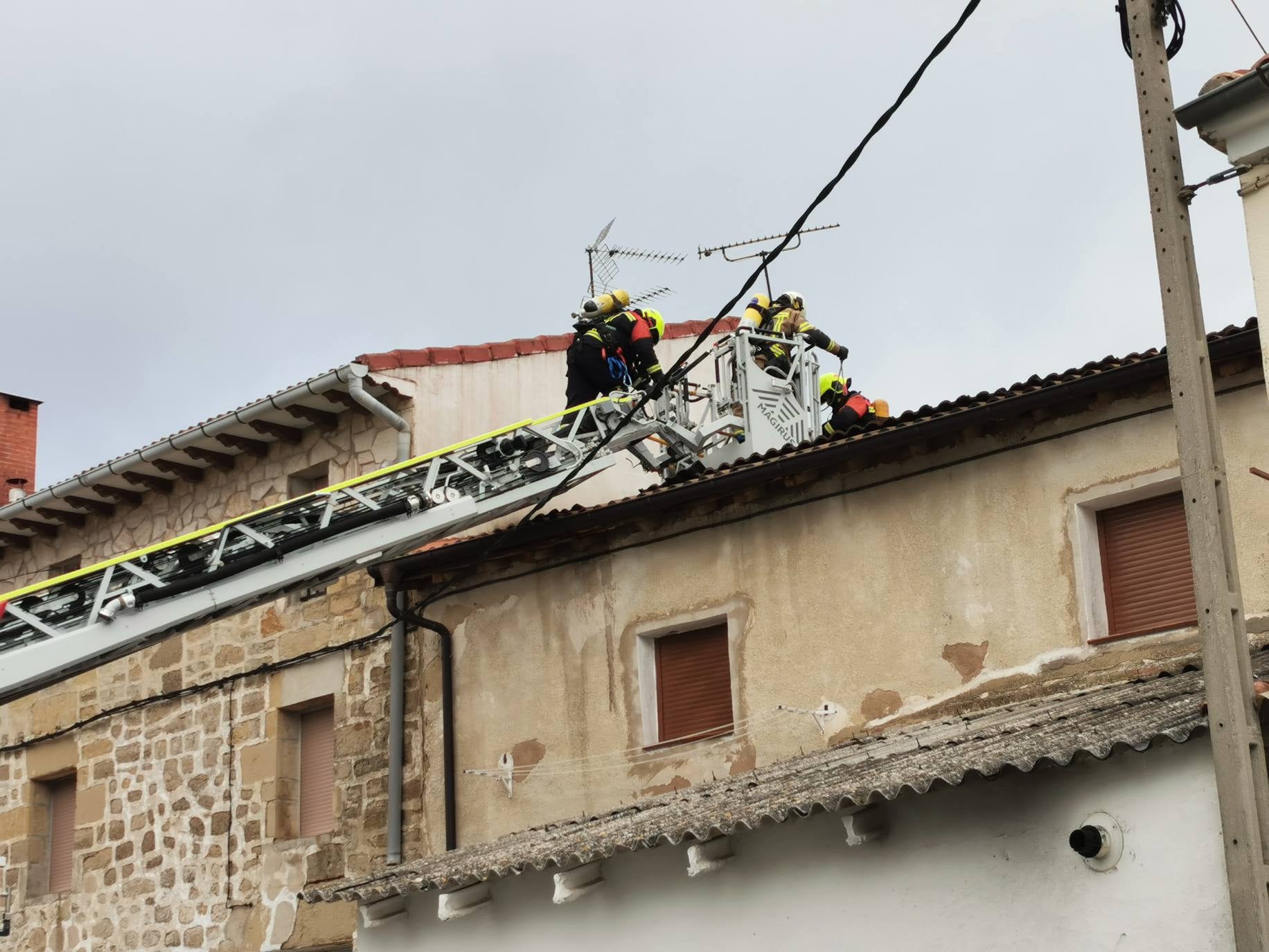 Los bomberos trabajan para apagar el fuego que se ha originado en la localidad riojana. 