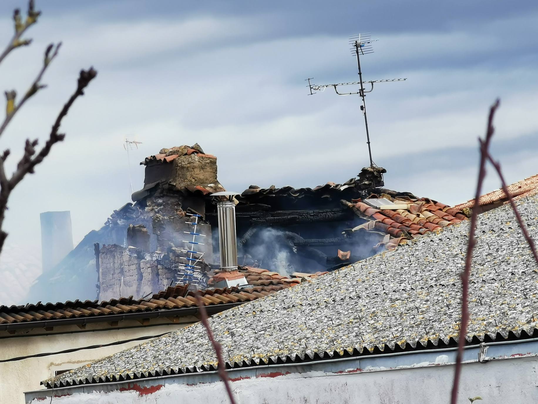 Los bomberos trabajan para apagar el fuego que se ha originado en la localidad riojana. 