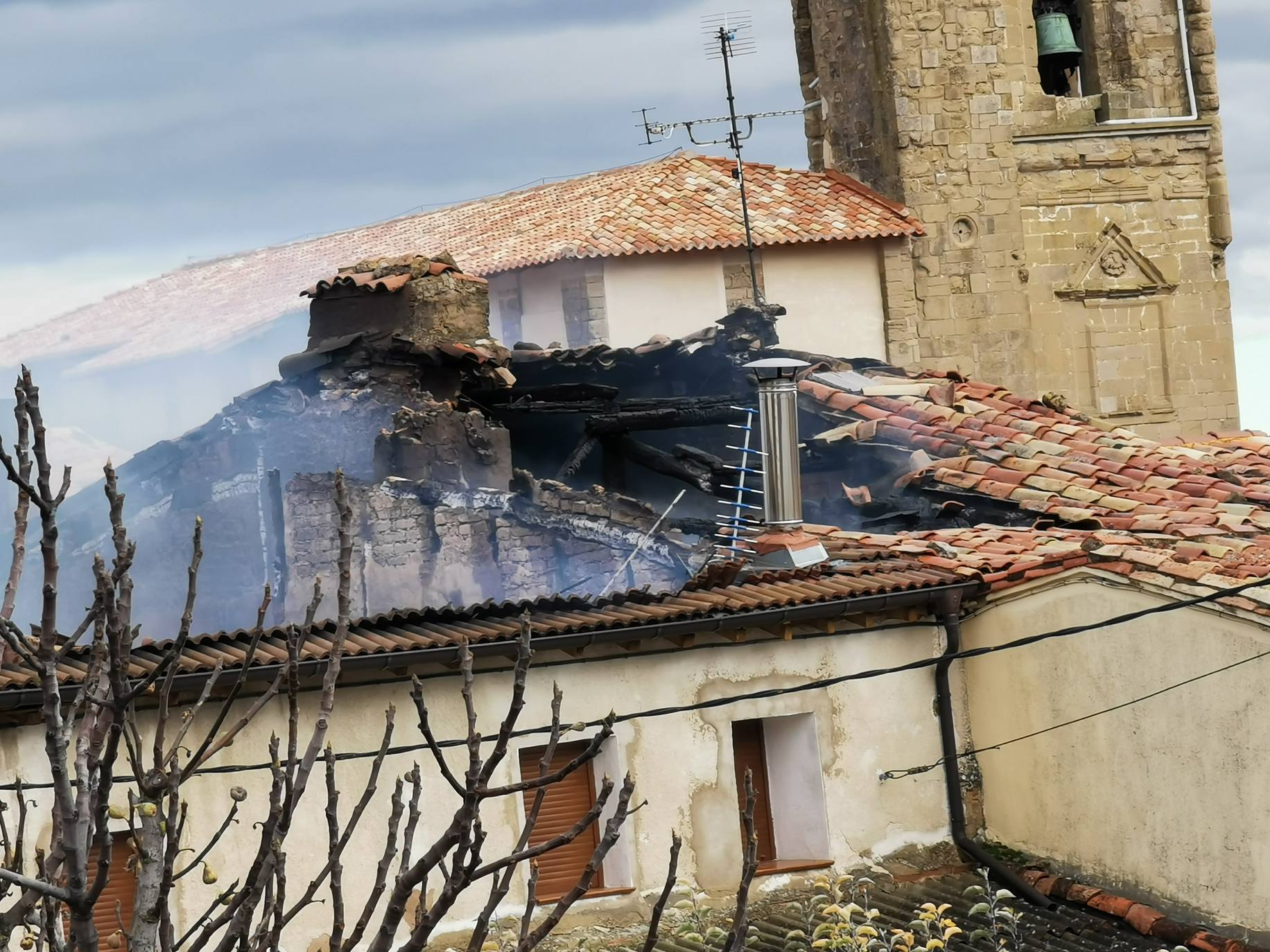 Los bomberos trabajan para apagar el fuego que se ha originado en la localidad riojana. 